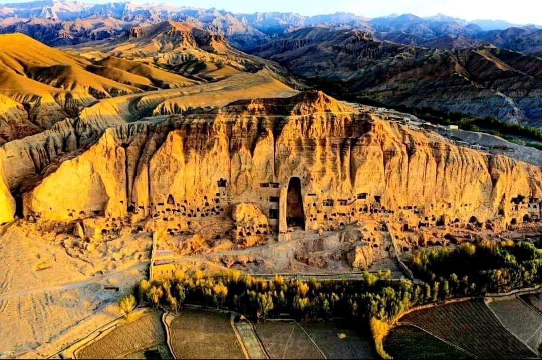 Luftaufnahme des Bamiyan-Tals mit der Felswand der Buddha-Nischen bei Sonnenuntergang