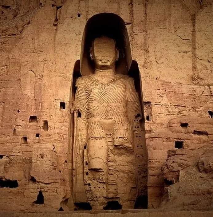 Der kleinere Buddha von Bamiyan in seiner beleuchteten Felsnische