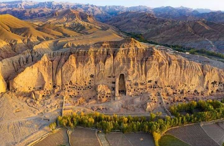 Symbolisches Header-Bild des Bamiyan Kulturhaus e. V.: Das historische Bamiyan-Tal in Afghanistan als kultureller Ursprung trifft auf ein generationenübergreifendes Gemeinschaftsevent für Bildung, Musik und Kunst in München.