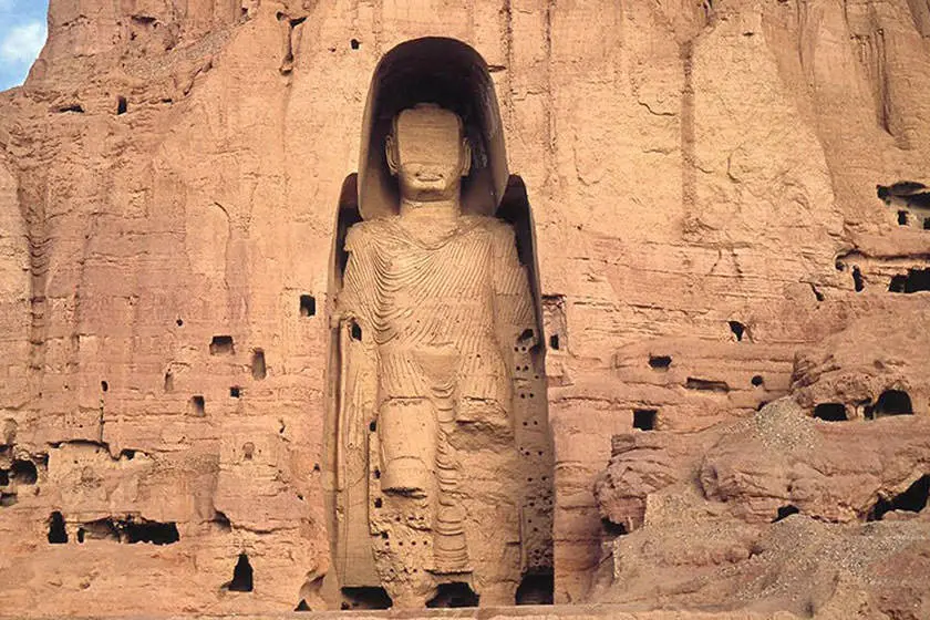 Gegenüberstellung: Landschaft von Bamiyan (Afghanistan) und eine kulturelle Gemeinschaftsveranstaltung in München.