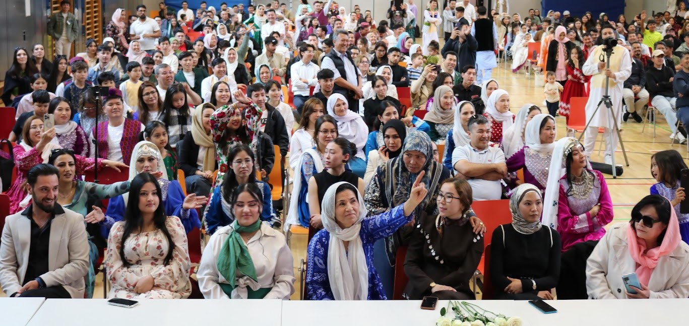 Mitglieder und Gäste des Bamiyan Kulturhaus e. V. feiern gemeinsam traditionelle kulturelle Feste wie Nowruz, die Yalda-Nacht und Eid in München.