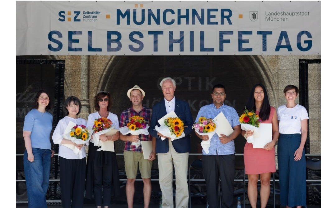 Verleihung der Urkunde „München dankt" beim Münchner Selbsthilfetag auf der Bühne