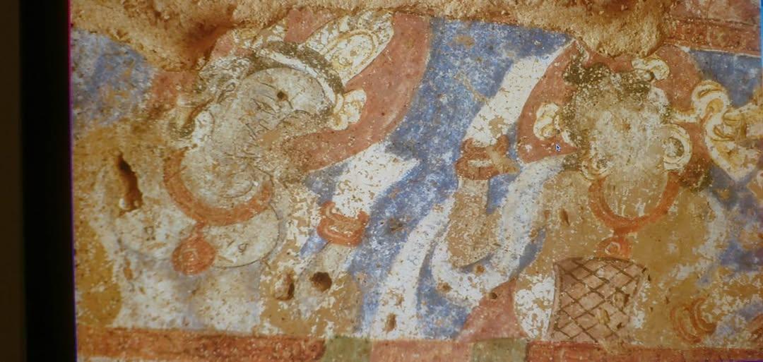 Jahrhundertealte Wandmalerei in einer Höhle von Bamiyan: zwei musizierende Frauen, Aufnahme von Mujtabah Mirzaie aus dem Jahr 2013